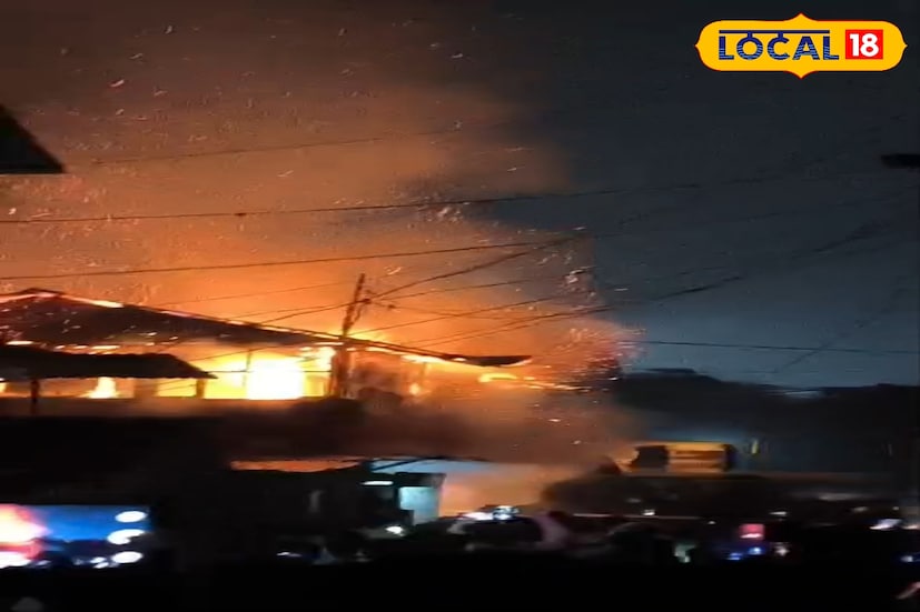 জানা গিয়েছে, এই বাজারের দোকানগুলি পুরোনো। প্রায় প্রতিটি দোকান কাঠের ফলে আগুন দ্রুত ছড়িয়ে পড়েছে। দমকলের অনুমান, শর্ট-সার্কিটের কারণে অগ্নিকাণ্ডের ঘটনাটি ঘটেছে। (ছবি ও তথ্য: অনন্যা দে) 