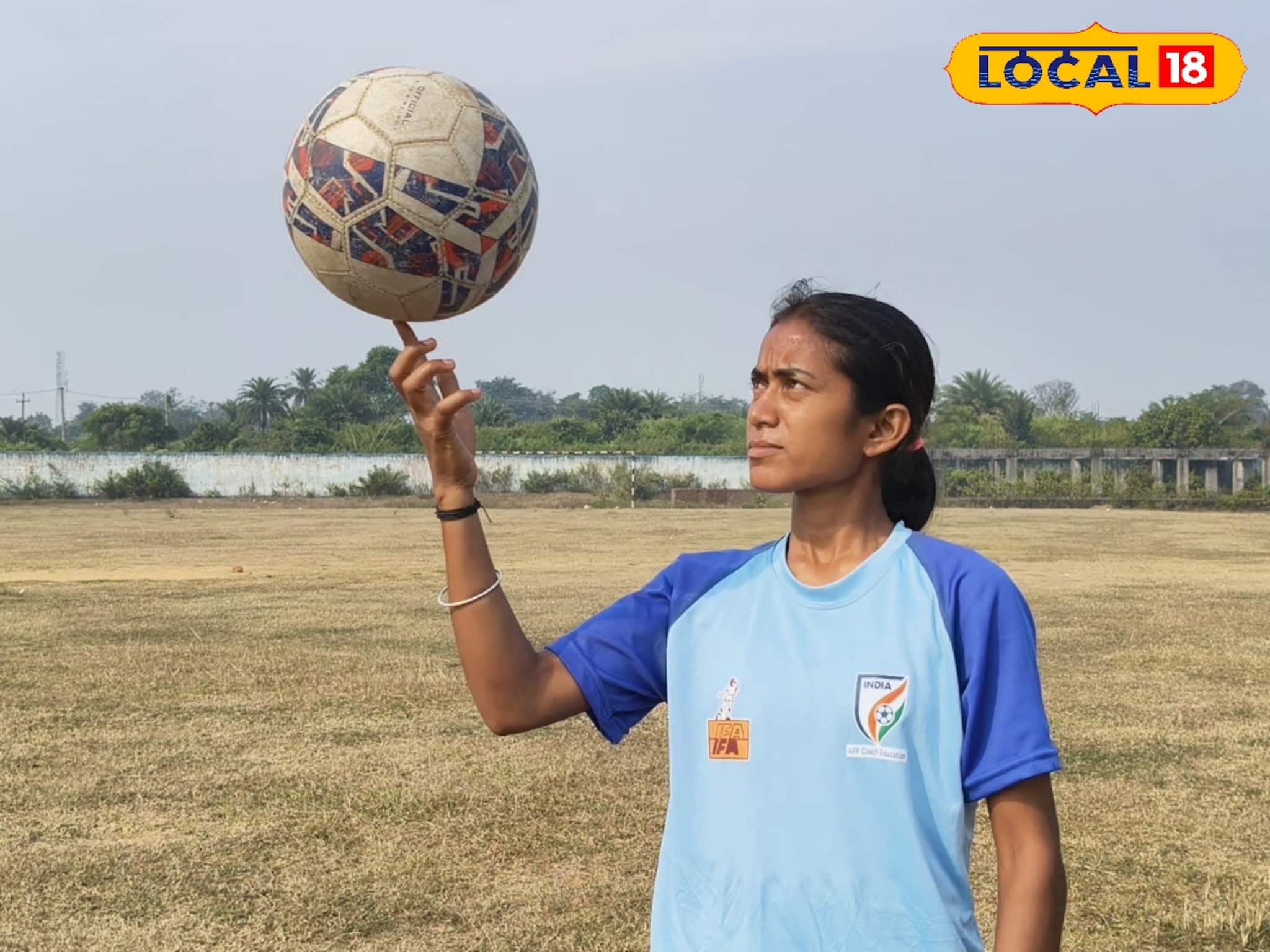 গ্রামের মেয়ে রজনী বাউরি, বাঁকা কথা উড়িয়েছেন ড্রিবল করে,পায়ে বল স্বপ্ন দেশের হয়ে খেলার
