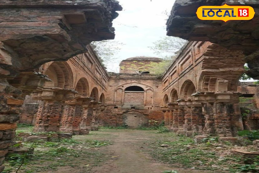 *তমলুক রাজবাড়ির এই অজানা ইতিহাস চমকপ্রদ, জানলে অবাক হবেন! চলমান ইতিহাসের সাক্ষ্মী তাম্রলিপ্ত রাজবাড়ি। রাজবাড়ির ইট পাঁজরে গাঁথা রয়েছে সেই ইতিহাস। মহাভারতের কুরুক্ষেত্রের যুদ্ধ থেকে ভারতের স্বাধীনতা আন্দোলনের সংগ্রামী ইতিহাসের নানা পর্বের সঙ্গে যুক্ত ময়ূর রাজবংশের রাজপুরুষেরা। এক সময়ে স্বাধীনতা আন্দোলনের পীঠস্থান ছিল এই রাজবাড়ি।