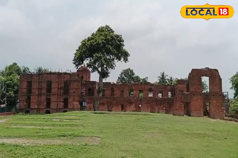 *তাম্রলিপ্ত রাজবাড়ি নির্মাণ সম্পর্কে যে তথ্য উঠে আসে। তা হল, তাম্রলিপ্তের ময়ূর বংশের রাজা লক্ষ্মীনারায়ণ রায় ১৮৩৭ সালে রাজবাড়ি তৈরি করানোর কাজ শুরু করেন। দু’লক্ষ টাকা দিয়ে কাজ শুরু হয়েছিল। দোতলা রাজবাড়ির কাজ এগিয়েছিল অনেকটাই।