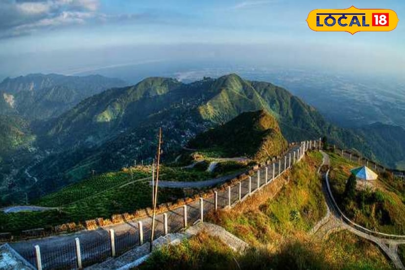 *সিনচুলা ফরেস্ট রেঞ্জের মধ্যে ছোট্ট গ্রাম। কয়েকটি কাঠের কটেজ ছাড়া আর কিছুই নেই। চটাকপুরের সকাল মানেই কাঞ্চনজঙ্ঘার সোজাসাপটা দর্শন। অতি শান্ত, নির্জন, আর অপূর্ব সুন্দর—মধুচন্দ্রিমার জন্য একেবারে পারফেক্ট।