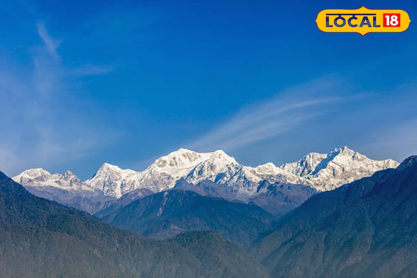 *কালিম্পং–দার্জিলিংয়ের মাঝামাঝি এক অচেনা জনপদ। ভোরের দিকে বিস্তীর্ণ অরণ্যে নেমে আসে ঘন কুয়াশা, আর পাখির ডাক পাহাড়ের নীরবতাকে আরও গভীর করে তোলে। যারা নিভৃতে থাকতে চান, তাদের জন্য পাঞ্চেন একদম উপযুক্ত।