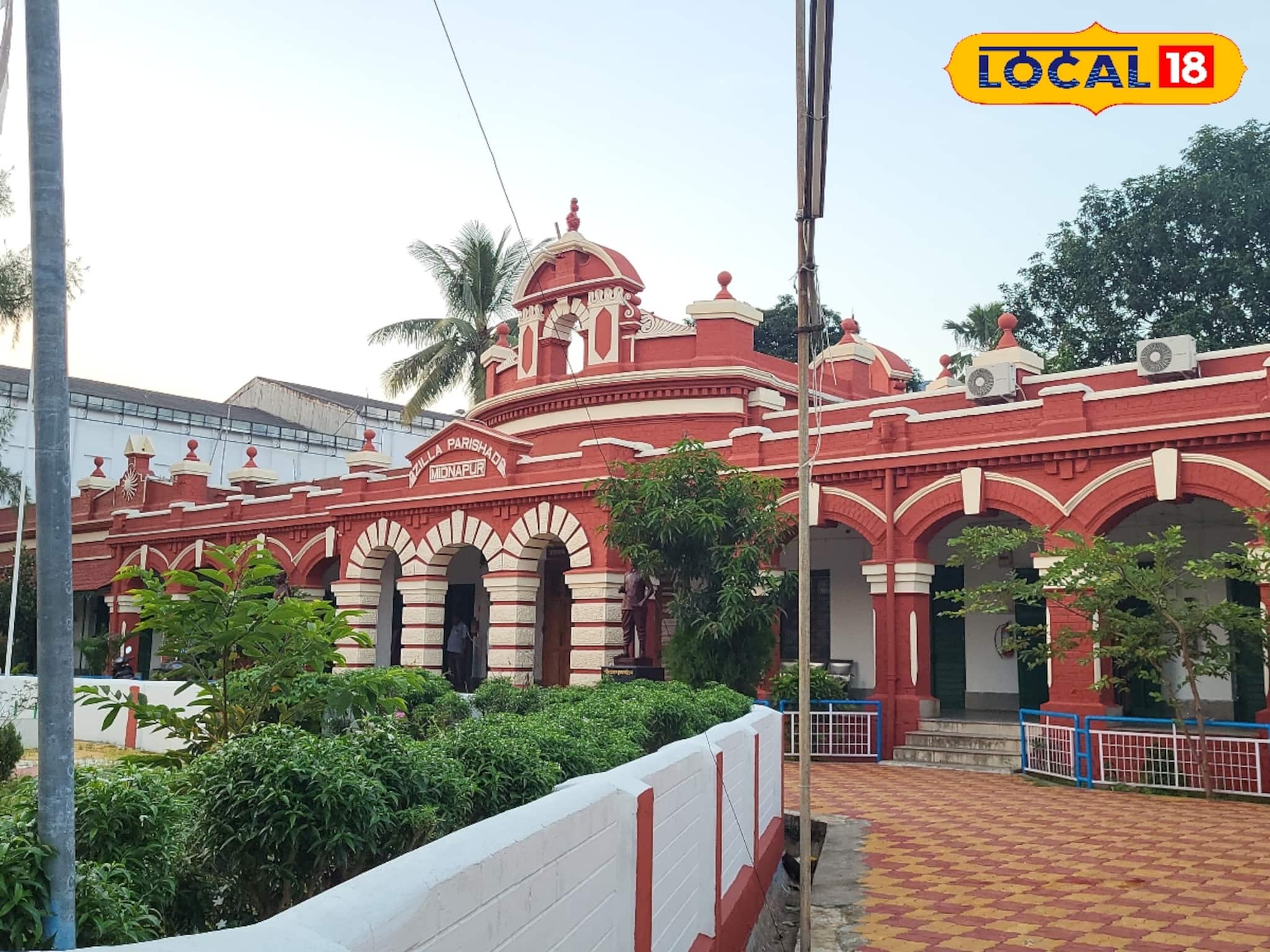 Weekend Trip: শত বছরের ইতিহাসের সাক্ষী, ব্রিটিশ শাসন থেকে স্বাধীন ভারত! আজও বদলায়নি মেদিনীপুরের এই ভবনের রঙ, ইতিহাস জানলে শিহরণ জাগবে