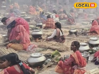 মাটির উনুনে কাঠের জ্বালে সারি সারি হাঁড়ি! খোলা আকাশের নীচে রন্ধন পার্বণ কয়েকশো পরিবারের