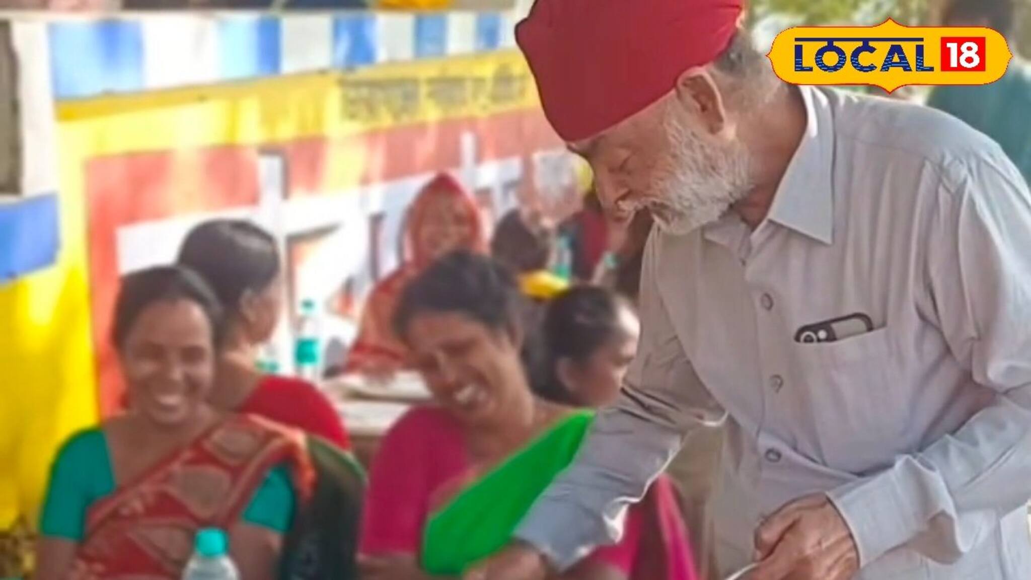 Arijit Singh: পাড়ার পুজোতে এলাহি আয়োজন, হাতে বালতি নিয়ে খাবার পরিবেশনে ব্যস্ত অরিজিতের বাবা, ছবিতেই মুগ্ধ নেটদুনিয়া