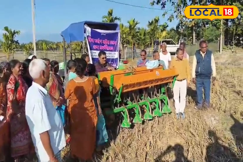 সবে কাটা হয়েছে ধান, এবার সেই জমিতেই কোনও প্রকার চাষ ছাড়াই কৃষি দফতরের মেশিনের সাহায্যে রোপণ করা হচ্ছে সরষে। ফলে অনেকটা কমেছে কৃষকদের চাষের খরচ। এই পদ্ধতিতে কালচিনি ব্লকের দক্ষিণ মেন্দাবাড়িতে সরষে বীজ রোপন করা হয়। (ছবি ও তথ্য - অনন্যা দে)