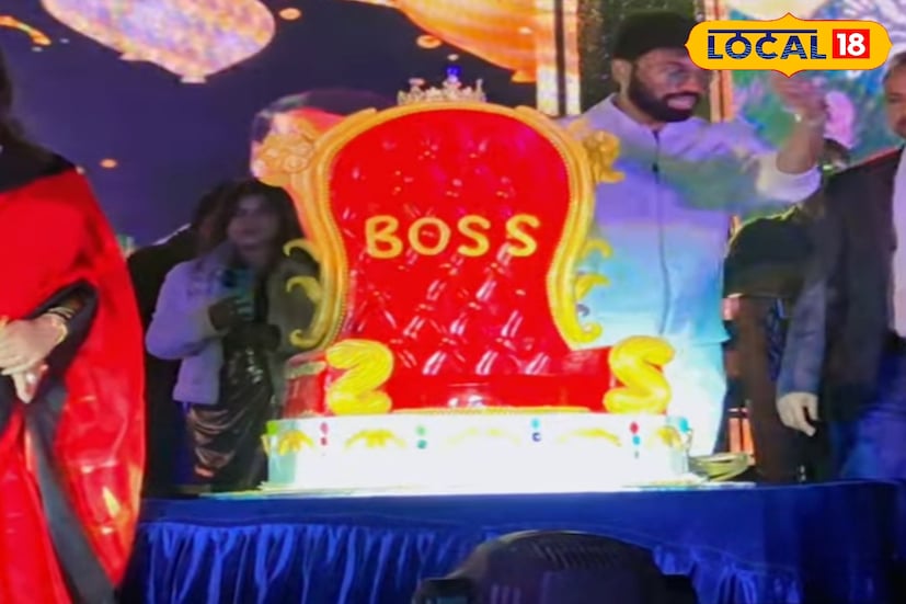 বিশাল মঞ্চ, আলোকসজ্জা ও সাংস্কৃতিক অনুষ্ঠান-সহ এই এলাহি আয়োজন এর জন্মদিন পালন যেন বিয়ে বাড়ির রূপ নিয়েছিল।