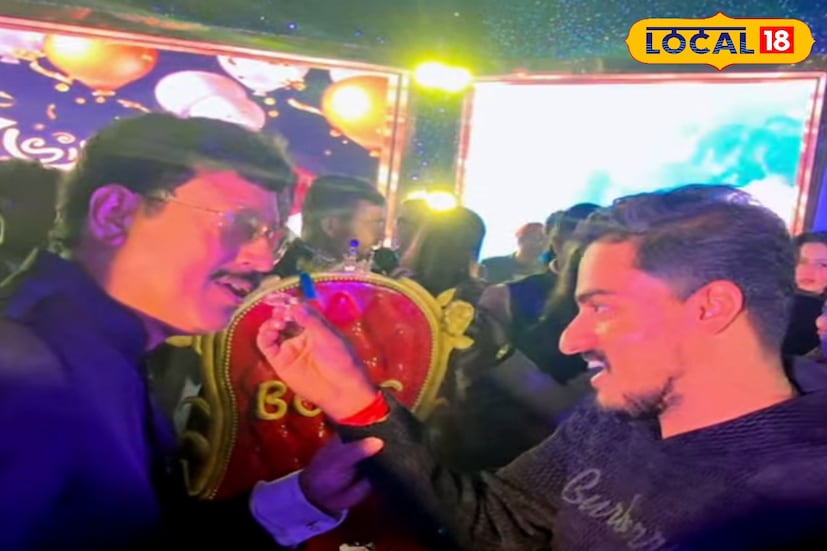 সবচেয়ে চর্চিত মুহূর্ত ছিল বিশাল ‘বস‌ লেখা চেয়ার’-এর আদলে তৈরি কেক কাটার মুহূর্ত। হাতে তলোয়ার নিয়ে কেক কাটেন তৃণমূল নেতা সব্যসাচী দত্ত। সেই দৃশ্যের ভিডিও মুহূর্তে ভাইরাল হয়ে যায় সোশ্যাল মিডিয়ায়। সমর্থকদের উচ্ছ্বাসে কার্যত উৎসবের পরিবেশের সৃষ্টি হয়