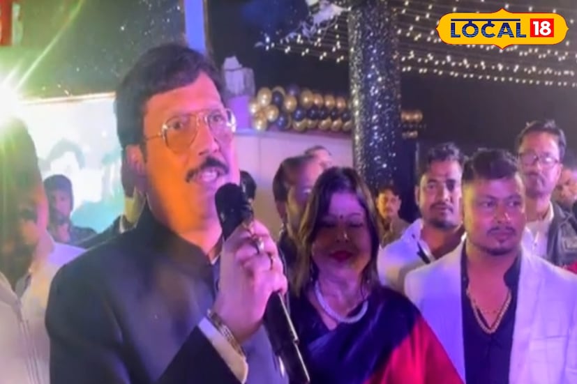 জন্মদিন উপলক্ষে সব্যসাচী দত্তকে শুভেচ্ছা জানাতে ভিড় জমায় বিভিন্ন এলাকার সাধারণ মানুষ, দলের কর্মী-সমর্থকরাও। ইকো পার্কের এলাহি এই জন্মদিন সেলিব্রেশন এখন তাই সোশ্যাল মিডিয়ায় চর্চায়