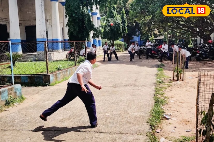 হাতে মাত্র দু'দিন। যারা আবেদন করতে চান তাদের সকাল সাড়ে সাতটা থেকে সাড়ে দশটার মধ্যে বিদ্যালয়ে গিয়ে আবেদন পত্র তোলা বা জমা করতে হবে। অবশ্যই নিয়ে যেতে হবে সংশ্লিষ্ট ছাত্রের জন্ম সংশাপত্র অথবা জাতিগত শংসাপত্র আনতে হবে।