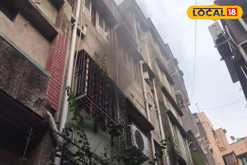 বুধবার হাওড়া কদমতলা এলাকায় একটি বহুতলে আগুন লাগে। ভিতর থেকে গলগল করে কালো ধোঁয়া বেরিয়ে আসতে দেখা যায়। স্থানীয় মানুষ সেই দৃশ্য দেখেই দমকলে খবর দেন।