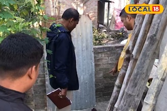 বাড়ির বাথরুমের কাছে পড়ে রয়েছে সদ্যোজাত শিশু, নদিয়ায় সারা রাত পাহারা দিল পথকুকুররা!