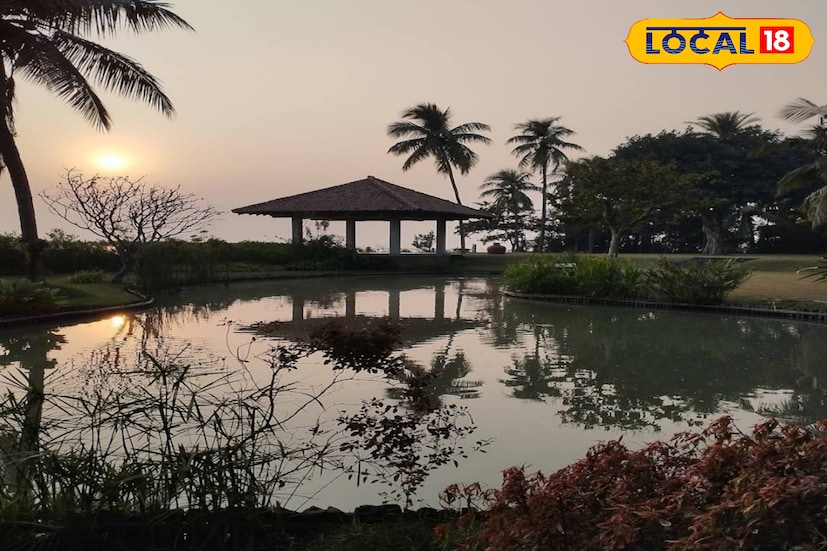 কলকাতার খুব কাছেই রয়েছে রায়চক। ডায়মণ্ড হারবারের ছোট একটি জনপদ এই রায়চক। কলকাতা থেকে দূরত্ব মাত্র ৫৫ কিলোমিটার। এখানকার অন্যতম পরিচিতি হল দুর্গের আদলে তৈরি পাঁচতারা হোটেল।