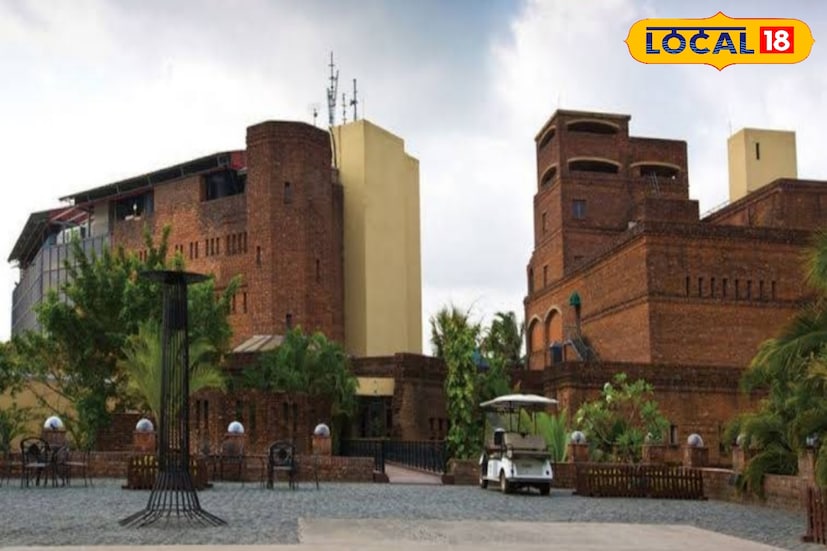 ফোর্টের ভিতরে ঘুরলে দেখতে পাবেন সযত্নে রাখা রয়েছে ইতিহাসের দলিল। ১৭৮৩ সালে জলদস্যুদের প্রবেশ রুখতে গঙ্গার ধারে তৈরি হয়েছিল এই বিশালাকার দুর্গ।