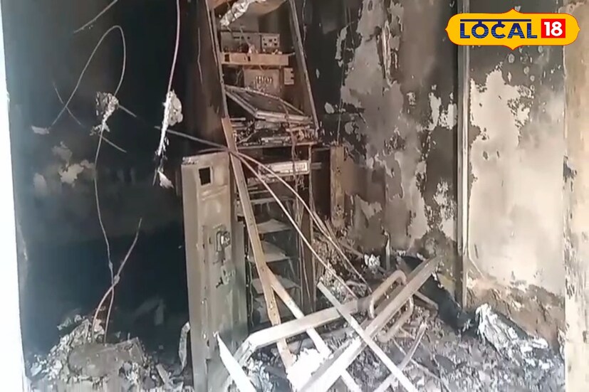 বৃহস্পতিবার সকালে বাঁকড়ার মানুষ দেখল এক ভয়াবহ ছবি। স্থানীয় একটি এটিএম এর ছাই ভস্ম দৃশ্য । বিভিন্ন সময়ে এটিএম চুরির ঘটনা সামনে এসেছে। কিন্তু এদিনের এটিএম চুরি সম্পূর্ণ অন্য ছবি। (ছবি ও তথ্য: রাকেশ মাইতি )