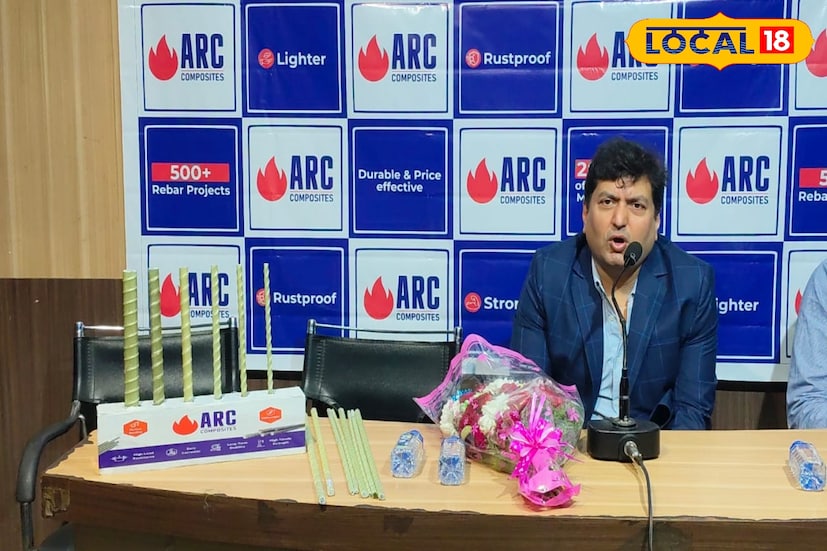 শুধু বক্তব্যই নয়, তিনি একটি ছোট মডেলে পাইপ ও রড বসিয়ে সরাসরি দেখিয়ে দেন রডটি কীভাবে কাজ করে। তার এই লাইভ ডেমো উপস্থিত অতিথিদের বিশেষভাবে আকৃষ্ট করে।