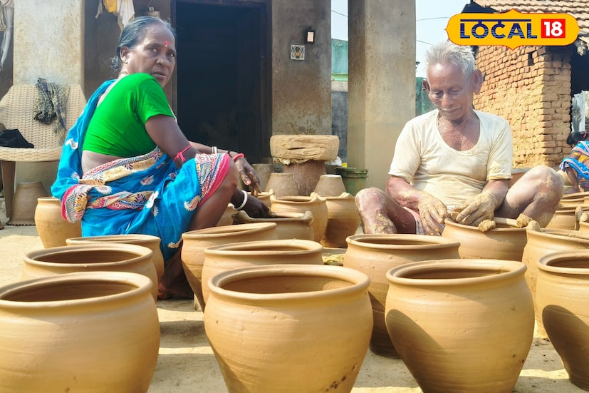 পুরুলিয়া জেলার কাশীপুরের ন'পাড়া গ্রামের কুম্ভকার পরিবারগুলির হাতে তৈরি মাটির সামগ্রী এখন পাড়ি দিচ্ছে ভিন জেলাতেও। গ্রামের প্রায় প্রতিটি বাড়িতেই সকাল-সন্ধ্যা ব্যস্ততা মাটির হাঁড়ি, ফুলের টব, কুপ, চুলো-সহ নানা উপযোগী ও শৌখিন সামগ্রী তৈরিতে। বংশপরম্পরায় চলে আসা কুমোরশিল্পের এই ঐতিহ্য আজ নতুন জীবিকা ও সম্ভাবনার দরজা খুলেছে ন'পাড়ার শিল্পীদের সামনে। (ছবি ও তথ্য: শান্তনু দাস, পুরুলিয়া)