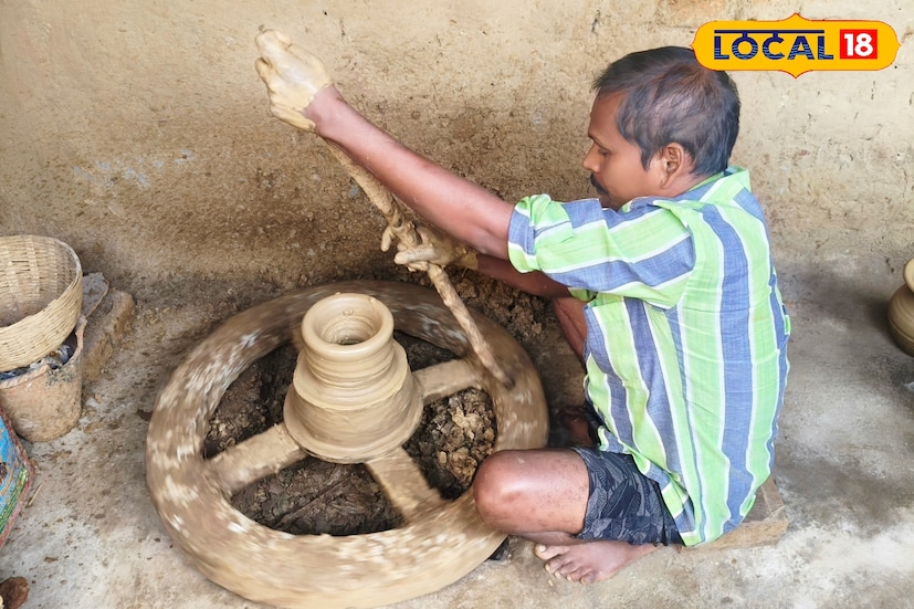 গ্রামের শিল্পী ভক্তিপদ কুম্ভকার ও ত্রিলোচন কুম্ভকার জানান, প্রজন্ম ধরে তাঁরা মাটির সামগ্রী তৈরির সঙ্গে যুক্ত। চাহিদা একসময় কমলেও বর্তমানে মাটির জিনিসপত্রের বাজার আবার চাঙ্গা হয়েছে। পুরুলিয়া ছাড়াও বাঁকুড়া, আসানসোল, দুর্গাপুর-সহ বিভিন্ন জেলায় তাদের তৈরি সামগ্রী পৌঁছে যাচ্ছে এখন।