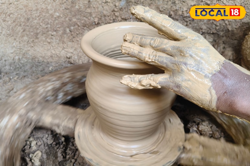 পরিশ্রমের তুলনায় পারিশ্রমিক এখনও আশানুরূপ না হলেও এই শিল্প ছেড়ে যাওয়ার কথা স্বপ্নেও ভাবেন না তাঁরা। তাঁদের কথায়, “মাটি আমাদের জীবন, এই মাটিকে ছাড়া আমরা বাঁচতে পারব না।”