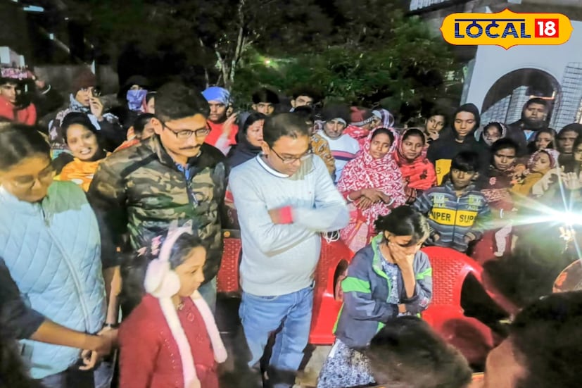 নিখোঁজ নাবালিকাকে উদ্ধারের পর তাঁর জন্মদিনের দিন তাঁকে পরিবারের হাতে তুলে দেয় জয়নগর থানার পুলিশ। নাবালিকার জন্মদিনেও শামিল হন পুলিশকর্মীরা। নিখোঁজ নাতনিকে খুঁজে পেয়ে খুশি রিমঝিমের মামার বাড়ির লোকজন। (ছবি ও তথ্যঃ সুমন সাহা)