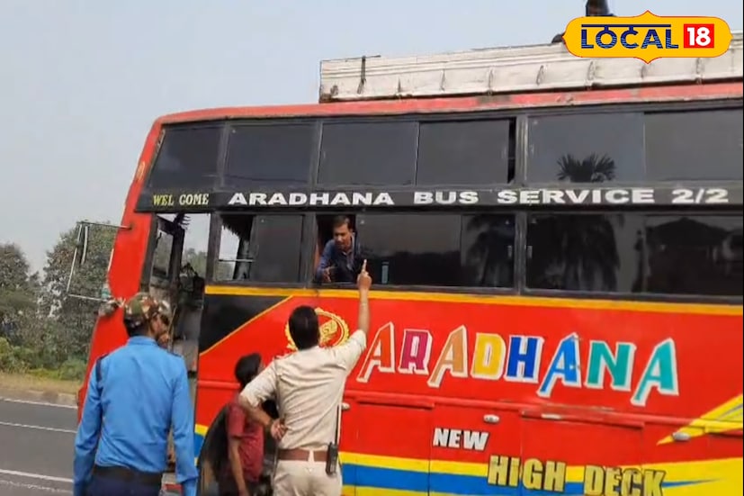 কলকাতা থেকে বহরমপুরগামী একটি যাত্রীবাহী বাস ১২ নম্বর জাতীয় সড়ক ধরে ছুটছিল। অভিযোগ, বাসটির ছাদে বেশ কয়েকজন যাত্রী বসে ছিলেন, যা যেকোনও মুহূর্তে বড় দুর্ঘটনার কারণ হতে পারত।