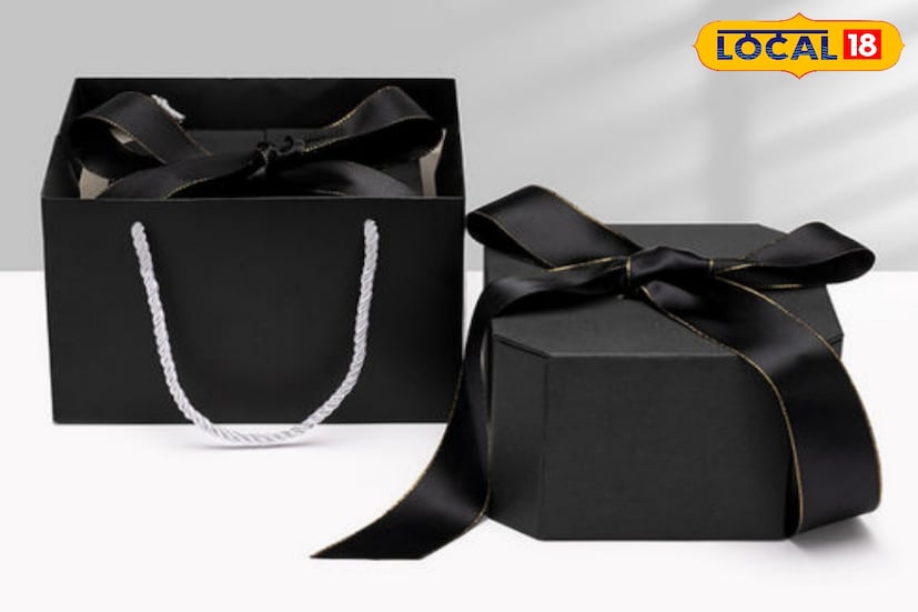 *কালো কোনও জিনিসঃ কালো রঙ নেতিবাচক শক্তি আকর্ষণ করে বলে মনে করা হয়। এই রঙের জিনিসপত্র উপহার দিলে আপনার সম্পর্কের মধ্যে দূরত্ব তৈরি হতে পারে। বাস্তুশাস্ত্র অনুসারে, কালো পোশাক বা কালো রঙের তৈরি জিনিসপত্র, যেমন ঘড়ি এবং জুতা, কাউকে উপহার দেওয়া উচিত নয়।