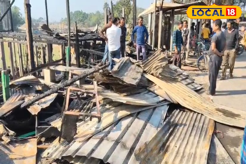 ব্যবসায়ীদের অভিযোগ, বাজারে সব বিদ্যুতের তার একে অপরের সঙ্গে জড়িয়ে রয়েছে। আরও বিপদ ঘটার আশঙ্কা আছে। প্রশাসনের এই বিষয়টি গুরুত্ব দিয়ে দেখা উচিত বলে মনে করছেন তাঁরা। (ছবি ও তথ্যঃ অনন্যা দে)