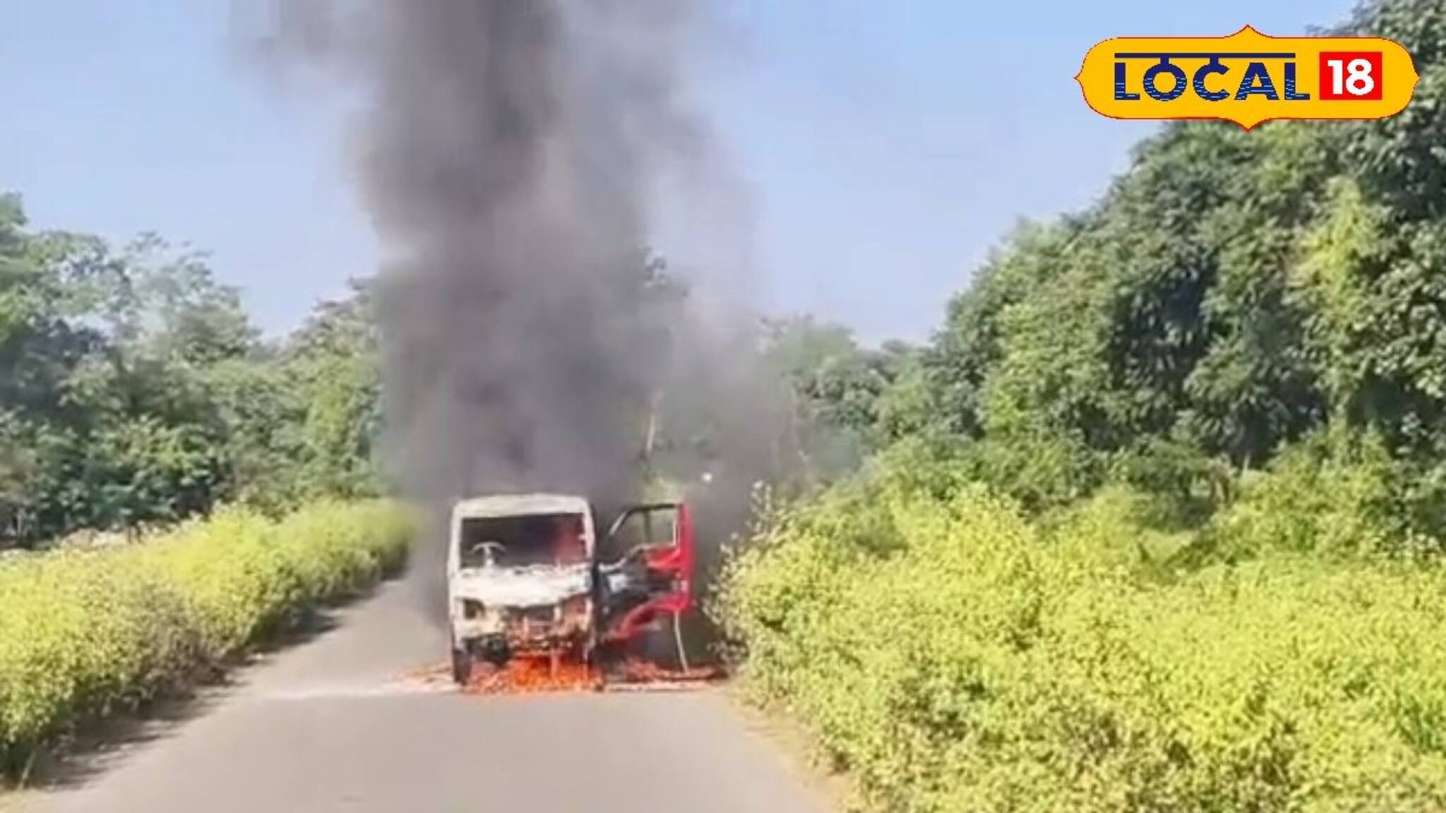 পাটকাপাড়ার রাস্তায় স্কুল ভ্যানে দেখা গেল আগুন! গাড়ি চালকের বুদ্ধিতে প্রাণরক্ষা পড়ুয়াদের!