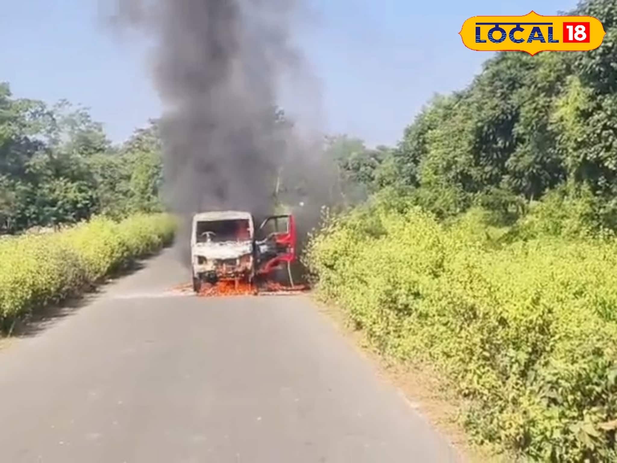 পাটকাপাড়ার রাস্তায় স্কুল ভ্যানে দেখা গেল আগুন! গাড়ি চালকের বুদ্ধিতে প্রাণরক্ষা পড়ুয়াদের!