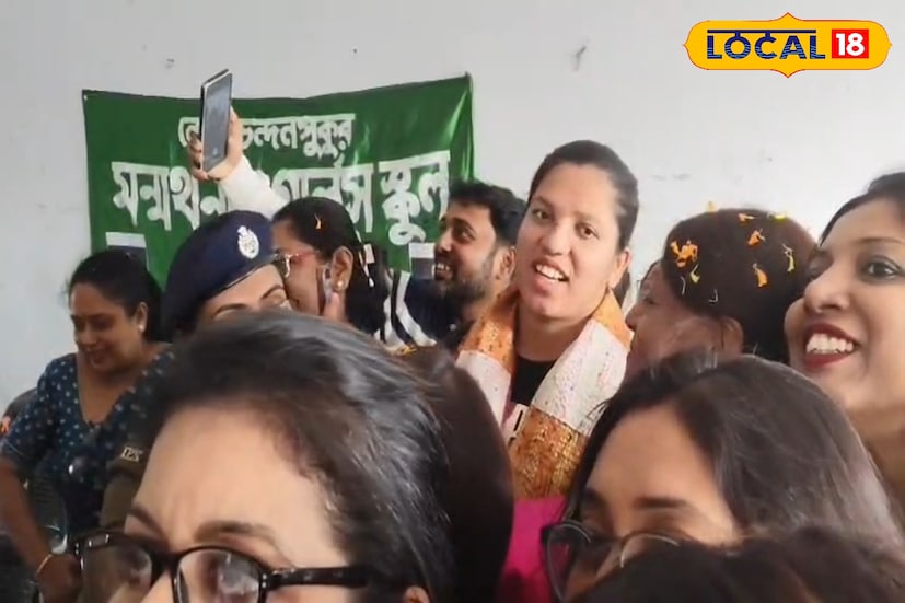 শুক্রবার হঠাৎ বিশ্বকাপজয়ী ক্রিকেটারকে স্কুল প্রাঙ্গণে দেখে চমকে ওঠেন ছাত্রীরা। মুহূর্তে চারপাশে তৈরি হয় উৎসাহ ও উচ্ছ্বাসের পরিবেশ। রিচা ঘোষকে কাছ থেকে দেখতে ভিড় জমান শিক্ষক-সহ স্থানীয়রাও