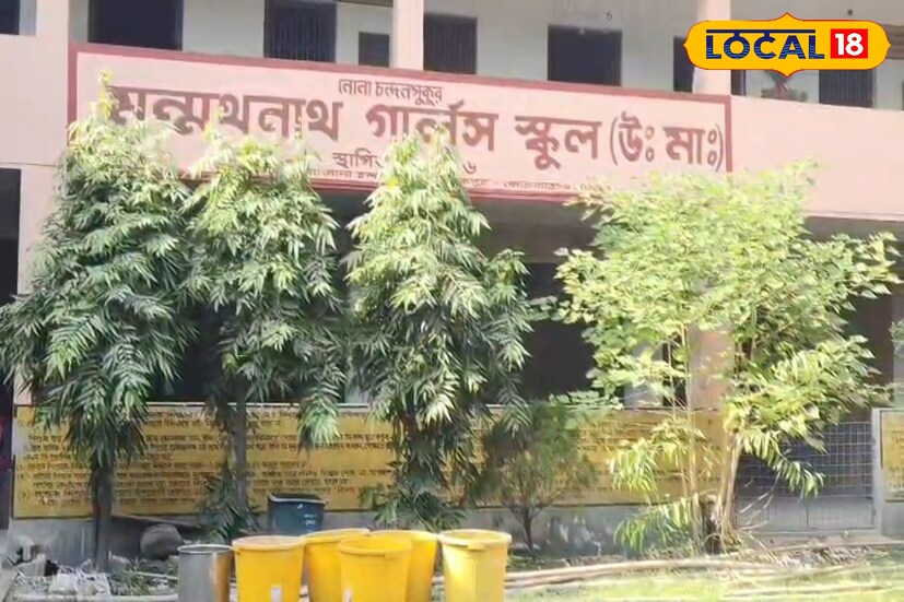  বিশ্বকাপজয়ী ক্রিকেটার রিচা ঘোষের সঙ্গে সেলফি তোলার হিড়িক লাগে। ছাত্রীদের সঙ্গে কিছু ক্ষণ সময় কাটান তিনি, তাঁদের বিভিন্ন প্রশ্নের উত্তর দেন, ক্রিকেটজীবনের অভিজ্ঞতাও ভাগ করে নেন