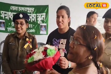 ব্যারাকপুরের স্কুলে হঠাৎই বিশ্বকাপজয়ী ক্রিকেটার রিচা ঘোষ,খুশি পড়ুয়া থেকে শিক্ষক ব্যারাকপুরের স্কুলে হঠাৎই বিশ্বকাপজয়ী ক্রিকেটার রিচা ঘোষ,খুশি পড়ুয়া থেকে শিক্ষক