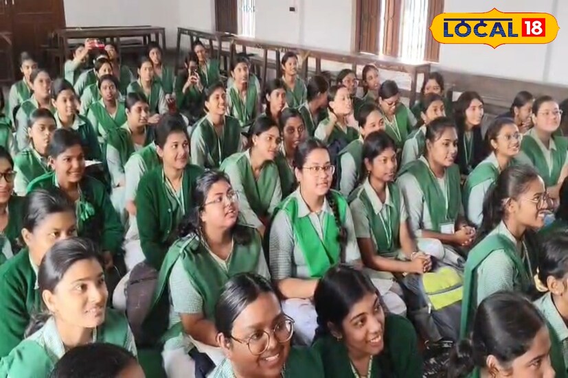 রিচাকে সামনে পেয়ে আপ্লুত স্কুলের পড়ুয়ারা। তাঁদের মধ্যে অনেকেই ভবিষ্যতে দেশের হয়ে খেলতে চায়, খুদেদের মধ্যে এমন উৎসাহ দেখে খুশি রিচাও