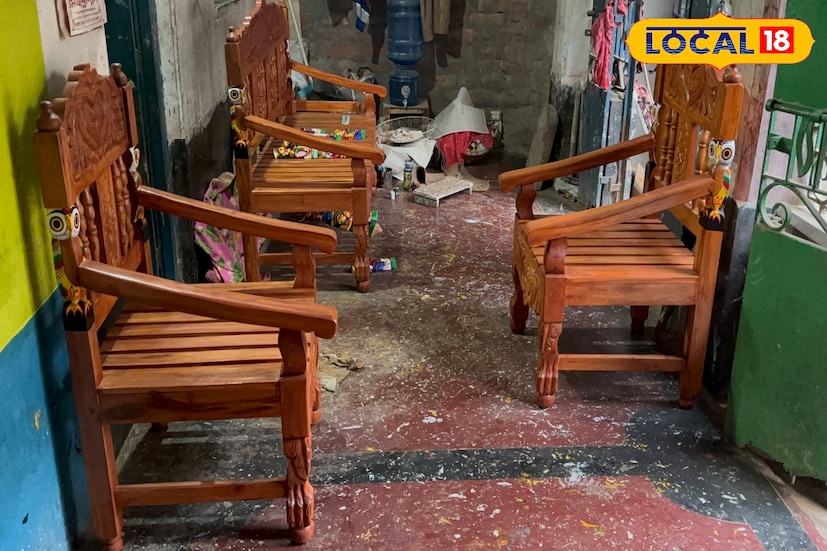 বর্তমানে এখানে তৈরি হচ্ছে বিভিন্ন ধরনের কাঠের আসবাব। ডাইনিং টেবিল সেট, কাঠের চেয়ার, বড় বেঞ্চ, বুক সেলফসহ আরও অনেক নিত্যনতুন জিনিসের চাহিদা এখন চোখে পড়ার মতো। সবই তৈরি হচ্ছে গ্রামের শিল্পীদের পরিশ্রম, কৌশল এবং আধুনিক দৃষ্টিভঙ্গির মেলবন্ধনে।