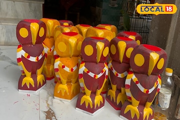 ব্যবসায় সামান্য বদল, হু-হু করে আয় বাড়ছে শিল্পীদের! পুতুলগ্রামে মিলছে কাঠের আসবাবও ব্যবসায় সামান্য বদল, হু-হু করে আয় বাড়ছে শিল্পীদের! পুতুলগ্রামে মিলছে কাঠের আসবাবও