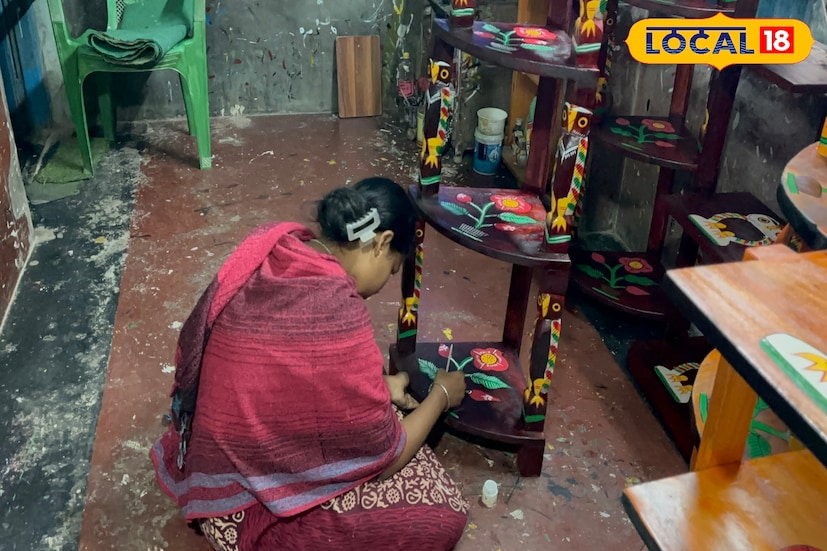 সবচেয়ে বিশেষ বিষয় হল যে আধুনিকতা এসেছে, তার মাঝেও অটুট রয়েছে পুরনো ঐতিহ্যের ছাপ। প্রতিটি আসবাবে সরল অথচ শিল্পসম্ভার ভরপুর ভাবে দেখা যায় কাঠের পেঁচার ছোঁয়া। কোথাও বুক সেলফে আঁকা পেঁচা, আবার কোথাও চেয়ারের কোণে ছোট্ট কাঠের পেঁচা, এইভাবেই নিজের শিকড়কে ধরে রেখে সময়ের সঙ্গে তাল মিলিয়ে এগিয়ে চলেছে নতুনগ্রামের শিল্পীরা। (ছবি ও তথ্য: বনোয়ারীলাল চৌধুরী)