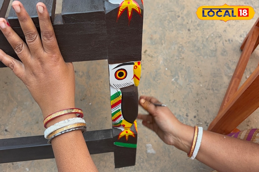 নতুনগ্রামের শিল্পীরা কাঠ কেটে, খোদাই করে এবং রঙের ছোঁয়ায় তৈরি করেন নানান ধরনের পুতুল। শুধুমাত্র পেঁচাই নয়, বিভিন্ন চরিত্রের কাঠপুতুল তাদের দক্ষ হাতে ফুটে ওঠে জীবন্ত রূপে। একসময় যেটুকুই তৈরি হত ঐতিহ্যগত পুতুল, এখন সেই চাহিদা ছাড়িয়ে আরও বিস্তৃত হয়েছে শিল্পের পরিসর।