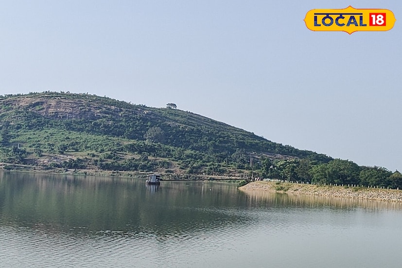 পশ্চিমাঞ্চলের জেলাগুলিতে শীতের দাপট আরও বাড়বে। দক্ষিণবঙ্গ জুড়ে খেল দেখাবে কুয়াশা। শুষ্ক ও ঠান্ডা আবহাওয়া বজায় থাকবে দক্ষিণে। উপকূলের দিকের জেলাগুলিতে কুয়াশার প্রভাব বেশি থাকার সম্ভাবনা। শীতের দাপটে কাবু হবে জঙ্গলমহলের পুরুলিয়া জেলা। ‌ ছবি ও তথ্য সংগ্রহে - শর্মিষ্ঠা ব্যানার্জি