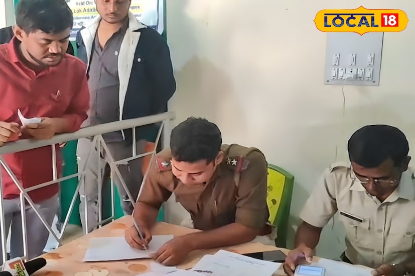 আগামী ১৩ ডিসেম্বর তমলুক, হলদিয়া ও কাঁথি আদালতে বসবে ২৫টি লোক আদালতের বেঞ্চ। প্রতিটি বেঞ্চ শুধু ট্রাফিক কেস নিষ্পত্তির কাজ করবে। ইতিমধ্যে ডিএলএসএ প্রচার শুরু করেছে। মাইকিং করা হচ্ছে। সাধারণ মানুষকে জানানো হচ্ছে যে কম টাকায় জরিমানা মেটানোর এটি বিশেষ সুযোগ। যারা দীর্ঘদিন ধরে কেস ফেলে রেখেছেন, তাদের জন্য এটি দারুন সুযোগ।