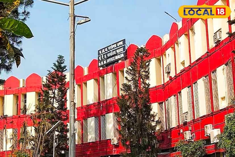 ফেলে দেওয়া লোহা সামগ্রী থেকে কোটি কোটি টাকা আয় মালদহ রেল ডিভিশনের। পূর্ব রেলের মালদহ ডিভিশনের অধীনস্থ বিভিন্ন রেল স্টেশনের জমানো স্ক্র্যাপ উপকরণ বিক্রি করে লক্ষী লাভ রেলের।(ছবি ও তথ্য: জিএম মোমিন) ফেলে দেওয়া লোহা সামগ্রী থেকে কোটি কোটি টাকা আয় মালদহ রেল ডিভিশনের। পূর্ব রেলের মালদহ ডিভিশনের অধীনস্থ বিভিন্ন রেল স্টেশনের জমানো স্ক্র্যাপ উপকরণ বিক্রি করে লক্ষী লাভ রেলের।(ছবি ও তথ্য: জিএম মোমিন)