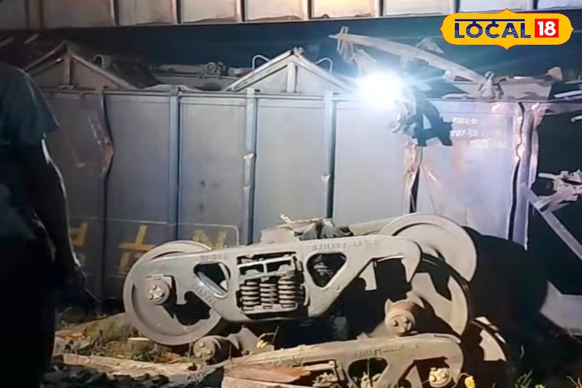 গত নভেম্বর মাসে জমা হওয়া প্রায় ৩০০.৯৪ মেট্রিক টন স্ক্র্যাপ উপকরণ বেচে রেকর্ড গড়ল মালদহ রেল ডিভিশন। যেখানে প্রায় ২ কোটি ৫৬ লক্ষ টাকা আয় করে হয় মালদহ রেল ডিভিশনের।(ছবি ও তথ্য: জিএম মোমিন)