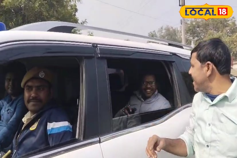 পশুপ্রেমী আমির শেখ বলেন, আমরা অনেকেই পুরনো খালি কৌটো রাস্তায় ফেলে দিই, বিশেষ করে চায়ের দোকানের বিস্কুটের খালি কৌটো। খাবারের গন্ধ পেয়ে খেতে গিয়ে কৌটোগুলিতে মুখ আটকে যায় এই অবলা প্রাণীগুলির। সবার কাছে অনুরোধ করব একটু সচেতন হওয়ার জন্য। কারণ এই মা কুকুরটির মুখ থেকে কৌটোটি না বের করা গেলে মা কুকুরটির পাশাপাশি খেতে না পেয়ে মারা যেত আরও ছয়টি অবলা প্রাণ। সভাধিপতি আমার সঙ্গে দেখা করেছেন এবং পরবর্তীতে প্রয়োজনের পাশে থাকার আশ্বাস দিয়েছেন। (ছবি ও তথ্য: সায়নী সরকার)