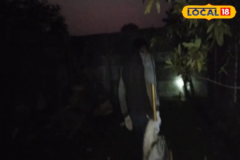 ডাঙ্গাপাড়া বাদশাহী রোডে তিন দিন ধরে মুখে প্লাস্টিকের কৌটো আটকে কষ্ট পাচ্ছিল একটি মা পথকুকুর। আর তার সঙ্গে ছিল ছয়টি ছোট্ট ফুটফুটে বাচ্চা।