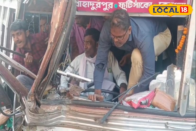 *স্থানীয় ও পুলিশ সূত্রে জানা গিয়েছে, ভাতার বাজার এলাকায় টোটোকে পাস দিতে গিয়ে কাটোয়া অভিমুখি যাত্রীবাহী বাসের সঙ্গে বর্ধমান অভিমুখে যাওয়া যাত্রীবাহী বাসের মুখোমুখি সংঘর্ষ হয়। ঘটনায় গুরুতরভাবে আহত হন ১২ যাত্রী। স্থানীয়দের সহযোগীতায় তাদের উদ্ধার করে চিকিৎসার জন্য ভাতার স্টেট জেনারেল হাসপাতালে নিয়ে যাওয়া হয়।