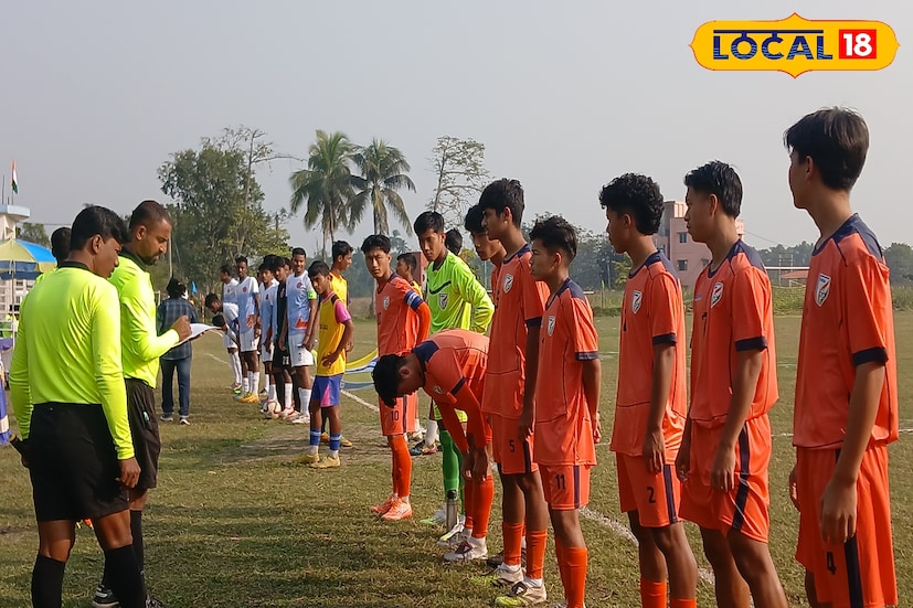 হাওড়ার প্রত্যন্ত গ্রামে অনূর্ধ্ব ১৮ ফুটবল ম্যাচ। দারুণ উৎসাহিত গ্রামের মানুষ। গত মাসে অল ইন্ডিয়া ফুটবল ফেডারেশন আয়োজিত অনূর্ধ্ব ১৮ ফুটবল টুর্নামেন্টে শুরু হয়। গ্রামের দল সুযোগ পাওয়া ছিল গ্রামবাসীর কাছে অন্য অভিজ্ঞতা। (ছবি ও তথ্যঃ রাকেশ মাইতি) হাওড়ার প্রত্যন্ত গ্রামে অনূর্ধ্ব ১৮ ফুটবল ম্যাচ। দারুণ উৎসাহিত গ্রামের মানুষ। গত মাসে অল ইন্ডিয়া ফুটবল ফেডারেশন আয়োজিত অনূর্ধ্ব ১৮ ফুটবল টুর্নামেন্টে শুরু হয়। গ্রামের দল সুযোগ পাওয়া ছিল গ্রামবাসীর কাছে অন্য অভিজ্ঞতা। (ছবি ও তথ্যঃ রাকেশ মাইতি)