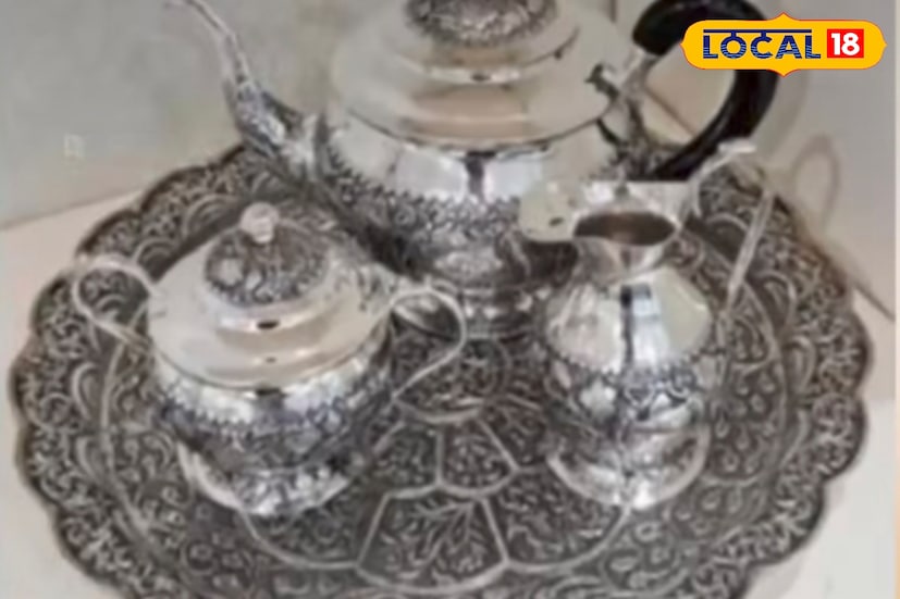 মুর্শিদাবাদের কারুশিল্পে গড়া রূপোর চা-সেট—অলঙ্কৃত নকশা ও সূক্ষ্ম খোদাই ভরপুর। ভারত-রাশিয়ার দীর্ঘ বন্ধুত্ব আর দুই দেশের ‘চায়ের আড্ডা’-র সাংস্কৃতিক মিলকে সামনে রেখেই এই উপহার বলে জানানো হয়েছে।