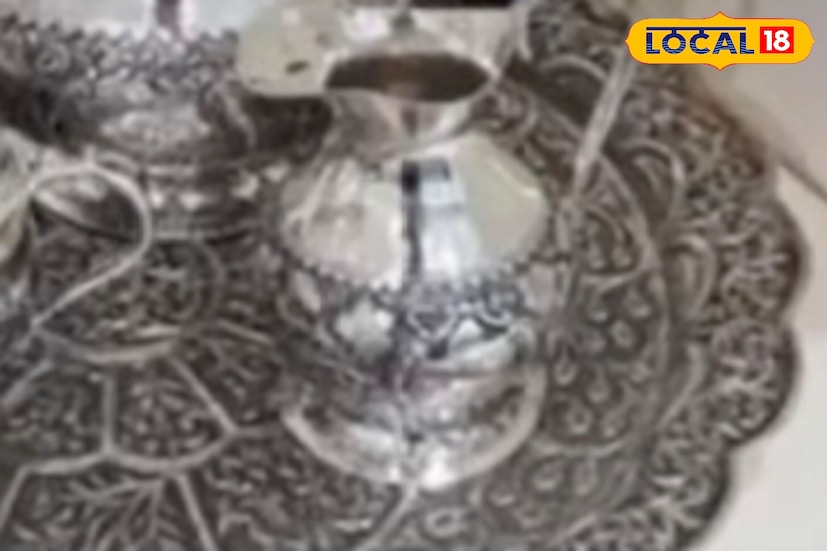 তার হাতে তুলে দেওয়া হল বহরমপুরের সোনাপট্টিতে তৈরি অপূর্ব খোদাই করা রুপোর তৈরি চা সেট। যা খোদ নরেন্দ্র মোদী এই উপহার তুলে দেন পুতিনের হাতে ।