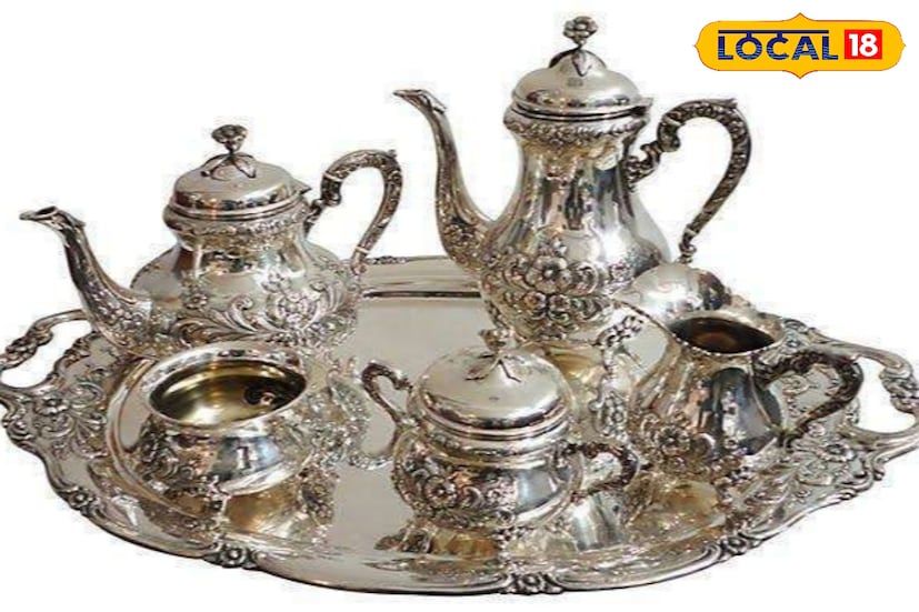 জানা গিয়েছে, মুর্শিদাবাদের বিখ্যাত আছে কাঁসার সঙ্গে রুপোর অলংকার ও রুপোর তৈরি জিনিস। আর রুপোর তৈরি এই সেট অর্ডার আসে দিল্লি থেকেই। আর সেই কাজ শেষ করেই দিল্লি পাঠানো হয়।