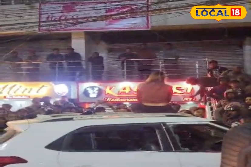 স্থানীয়দের অভিযোগ, যুবতী পুরোপুরি মদ্যপ অবস্থায় ছিলেন। গাড়ি ভাঙচুরের পর তিনি হঠাৎই উঠে বসেন সেই গাড়ির উপর। তাঁকে আটকাতে গেলে উল্টে স্থানীয়দের দিকেই তেড়ে যান। এর পর রাস্তায় শুয়ে পড়ে বারবার এক যুবকের নাম ধরে ডাকতে থাকেন। তাঁর দাবি, ওই যুবককে সামনে না আনলে তিনি নিজেকে শেষ করে দেবেন।