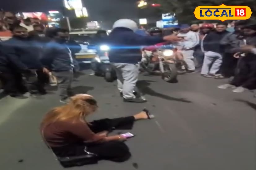 ঘটনার জেরে সেবক রোডে দীর্ঘক্ষণ ব্যাপক যানজটের সৃষ্টি হয়। প্রায় এক ঘণ্টা রাস্তায় বসে ও শুয়েছিলেন যুবতী, ফলে যান চলাচল পুরোপুরি ব্যাহত হয়। পরিস্থিতি সামাল দিতে পানিট্যাংকি ফাঁড়ির পুলিশ ঘটনাস্থলে পৌঁছায়। পরে মহিলা পুলিশ এসে যুবতীকে একটি গাড়িতে তুলে নিয়ে যায়। 